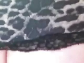 心配している女の子は彼のお尻を蹴る、人は銃で彼の指を回す 女性 の ため 無 修正